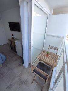 een kleine tafel en een stoel in een kamer bij Casa Leya Los Cristianos in Arona