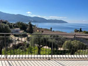 Villa indépendante climatisée Tiuccia Bord de mer في Casaglione: منظر الماء من الشرفة