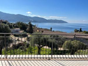 d'un balcon avec vue sur l'eau. dans l'établissement Villa indépendante climatisée Tiuccia Bord de mer, à Casaglione