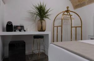 una camera con un letto e un bancone con una pianta di The Saint stays a Bari