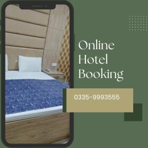 ein Bett in einem Hotelzimmer mit den Worten Online-Hotelbuchung in der Unterkunft Capry Guest House in Karatschi
