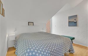 En eller flere senge i et værelse på Awesome Home In Juelsminde With Wifi