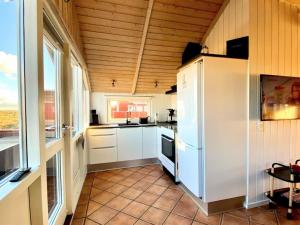 Kuhinja oz. manjša kuhinja v nastanitvi Holiday Home Neia - 640m from the sea in Western Jutland by Interhome