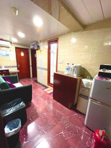 een keuken met een rode tegelvloer in een kamer bij United Co-Operate Guest House (7/F) in Hong Kong