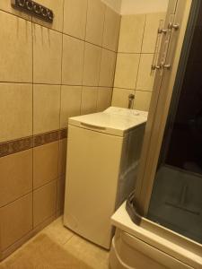 baño con lavadora y secadora en una habitación en Gdańsk Stogi - mieszkanie w pobliżu plaży, en Gdansk
