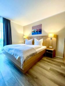 1 dormitorio con 1 cama grande en una habitación en Businesshotel Berlin, en Berlín