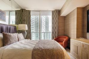 una camera con un letto e una grande finestra di 2 Bedroom with stunning views at the W residences a Miami