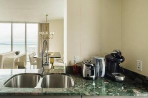 Una cocina o cocineta en 2 Bedroom with stunning views at the W residences