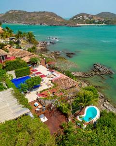 una vista aérea de un complejo y del océano en Insólito Boutique Hotel & Spa, en Búzios