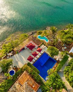 una vista aerea di un resort sull'acqua di Insólito Boutique Hotel & Spa a Búzios