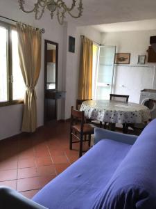 um quarto com uma mesa e uma cama azul num quarto em Villa Berio Quattro - Miguel em Villa Viani