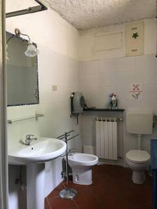 uma casa de banho com um lavatório e um WC em Villa Berio Quattro - Miguel em Villa Viani