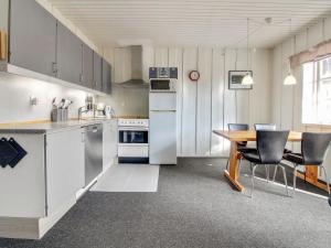 Кухня или мини-кухня в Apartment Alfkil - 2-3km from the sea in Western Jutland by Interhome
