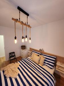 Posteľ alebo postele v izbe v ubytovaní Mickey Apartment Old Town