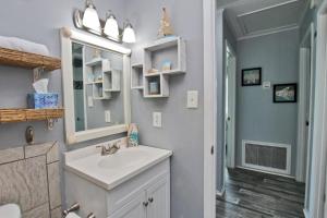 ein Badezimmer mit Waschbecken und Spiegel in der Unterkunft Dream Catcher in Gulf Shores + 72 Fotos