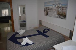 Zimmer mit einem Bett und einem Anker darauf in der Unterkunft La casita de ¨Pueblo Rocio¨ in Torre del Mar