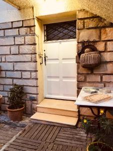 białe drzwi na ścianie z cegły w obiekcie Votre séjour à Sanary dans bas de villa avec terrasse végétalisée et abritée exposition Est Sud Ouest à 400m du Centre ville en zone piétonne où tout peut se faire à pied w mieście Sanary-sur-Mer
