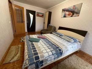 - une chambre avec un grand lit dans l'établissement ApartPoltava 2-room apartment near UMSA, ПДМУ, Звітна документація для відрядження, à Poltava