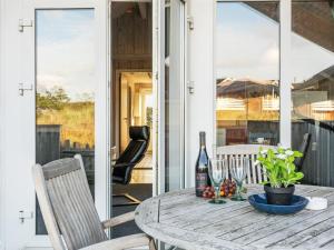 stół z butelką wina na ganku w obiekcie Holiday Home Gudbrand - 300m from the sea in Western Jutland by Interhome w mieście Havneby