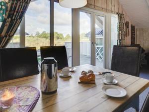 drewniany stół z wazonem i jedzeniem w obiekcie Holiday Home Gudbrand - 300m from the sea in Western Jutland by Interhome w mieście Havneby