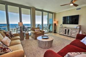 sala de estar con muebles y TV grande en Mustique 602, en Gulf Shores