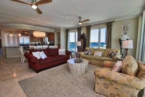 sala de estar con 2 sofás, mesa y cocina en Mustique 602, en Gulf Shores