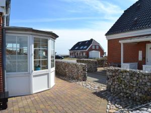 un invernadero en una casa con una pared de piedra en Holiday Home Harriette - 100m from the sea in Western Jutland by Interhome en Havneby