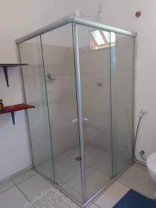 uma cabina de duche com portas de vidro na casa de banho em Chale Trilha Das Aguas em Rio de Contas
