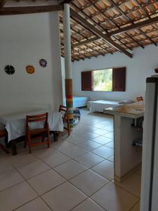 a kitchen with a table and chairs in a room at Chale Trilha Das Aguas in Rio de Contas