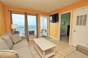 - un salon avec un canapé et une vue sur l'océan dans l'établissement Island Shores 457, à Gulf Shores