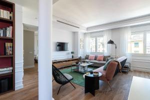 バルセロナにあるRental Apartment Barcelonaのリビングルーム(ソファ、テーブル付)