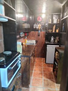 kuchnia z drewnianymi szafkami i kuchenką w obiekcie Holiday Home Vila Kikovi w mieście Dragolj