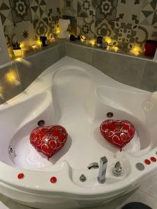 twee harten zitten in een bad bij B&B Aquino in Terrazza in Aquino