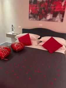 een slaapkamer met een bed met rode harten op de vloer bij B&B Aquino in Terrazza in Aquino