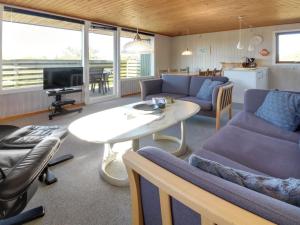 uma sala de estar com um sofá e uma mesa em Holiday Home Sara - 2-5km from the sea in Western Jutland by Interhome em Bolilmark