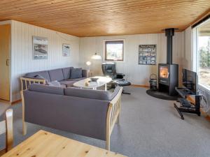 sala de estar con sofá y chimenea en Holiday Home Sara - 2-5km from the sea in Western Jutland by Interhome, en Bolilmark
