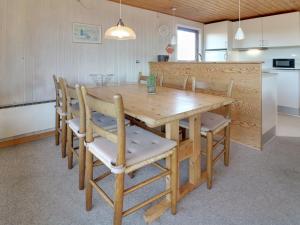 BolilmarkにあるHoliday Home Sara - 2-5km from the sea by Interhomeの木製のダイニングテーブルと椅子付きのキッチン