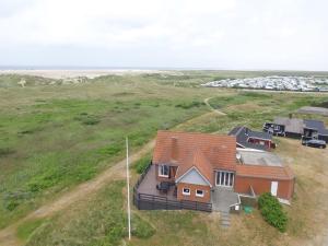 uma vista aérea de uma casa num campo com o oceano em Holiday Home Helfrida - 350m from the sea in Western Jutland by Interhome em Lakolk