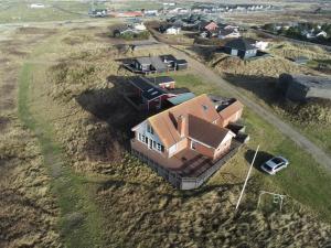 uma vista aérea de uma casa num campo em Holiday Home Helfrida - 350m from the sea in Western Jutland by Interhome em Lakolk