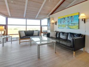 sala de estar con sofá y mesa en Holiday Home Alim - 300m from the sea in Western Jutland by Interhome en Lakolk