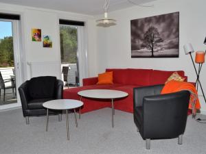 sala de estar con sofá rojo y 2 mesas en Apartment Niilo - 1-7km from the sea in Western Jutland by Interhome en Sønderby