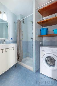 ein Bad mit einer Waschmaschine und einer Dusche in der Unterkunft Inftour Paola 5 Apartamento in Calpe