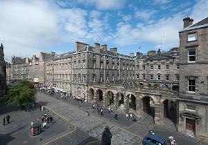 un gran edificio con una calle delante en Parliament Sq apt 12 Royal Mile, en Edimburgo