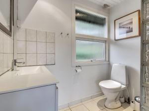 Koupelna v ubytování Holiday Home Nanouk - 500m from the sea by Interhome