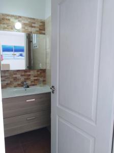 uma casa de banho com um lavatório e um espelho em CASA ISABEL - (ZONA RURAL) em Fasnia