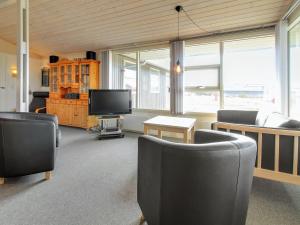 TV a/nebo společenská místnost v ubytování Holiday Home Dalia - 200m from the sea by Interhome