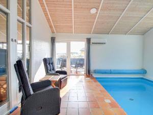 Bazén v ubytování Holiday Home Petkana - 700m from the sea by Interhome nebo v jeho okolí