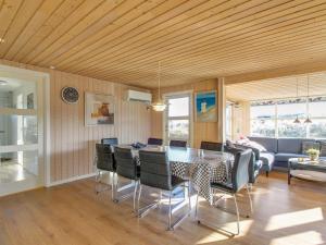 Posezení v ubytování Holiday Home Ottar - 400m from the sea by Interhome
