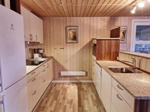 Kuchyň nebo kuchyňský kout v ubytování Holiday Home Ottar - 400m from the sea by Interhome + 30 fotografií
