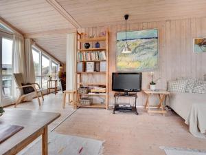 TV a/nebo společenská místnost v ubytování Holiday Home Asina - 400m from the sea by Interhome + 29 fotografií